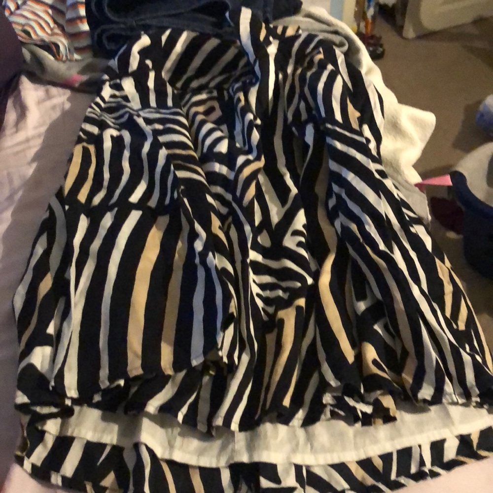 Women side zip skirt, touch at the knees size 8